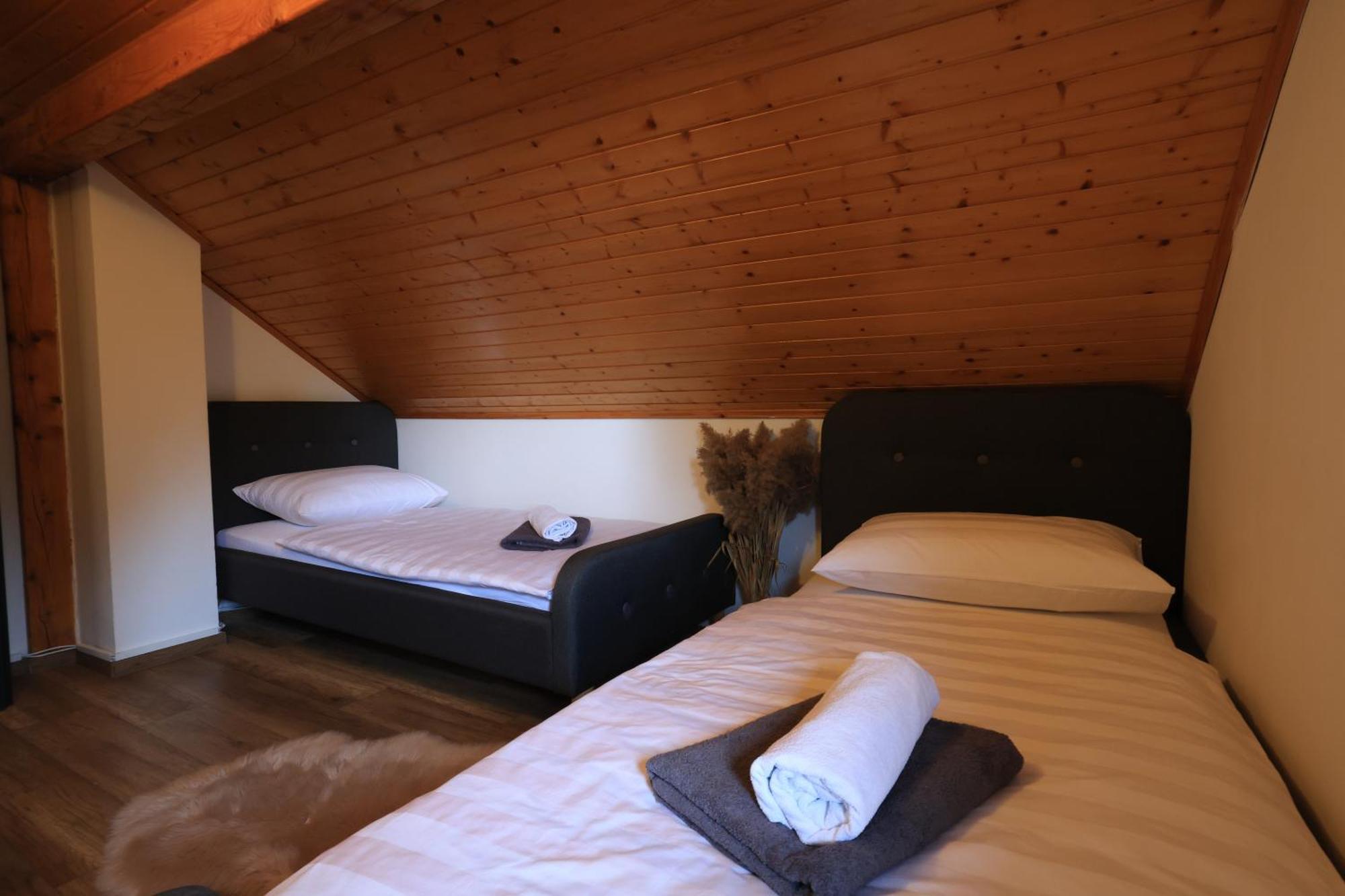 Woodenhouse With Two Apartments Otočac Екстериор снимка